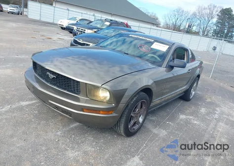 2005 Ford Mustang V6 Deluxe/V6 Premium z USA, uszkodzony, nr VIN 1ZVFT80N755163876